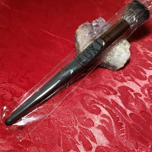 2 for $15 ❤ Luxie 1010 Small Conture Brush - Picture 2 of 3